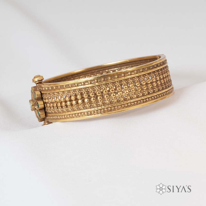 Intricated kada with green stone flower