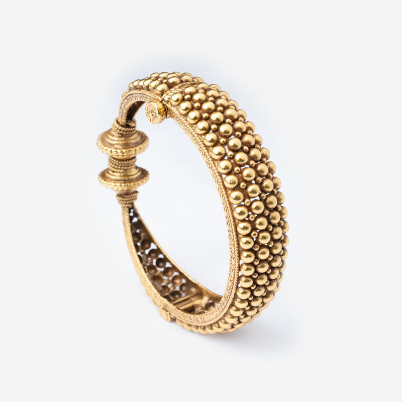 Gold clustered kada