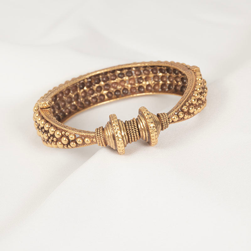 Gold clustered kada