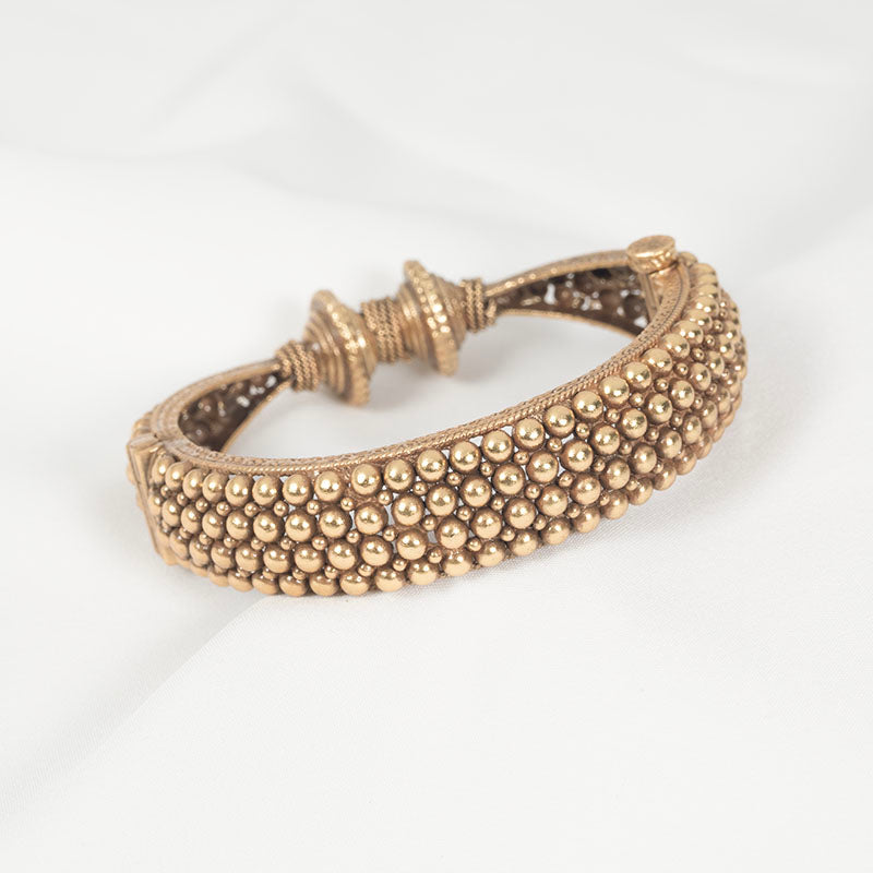 Gold clustered kada