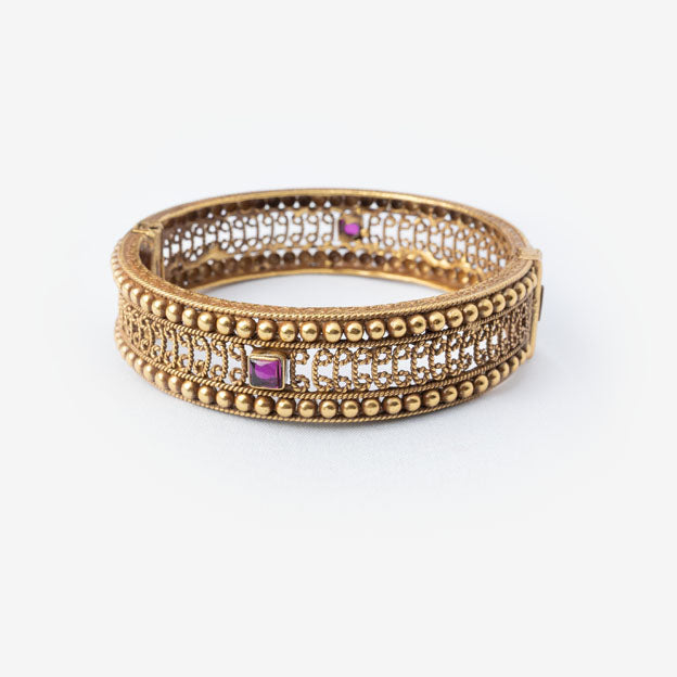 Intricated kada