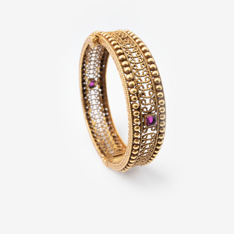 Intricated kada