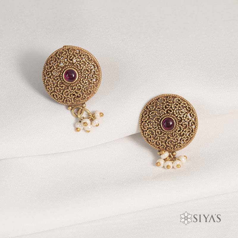Intricated design pendant chain