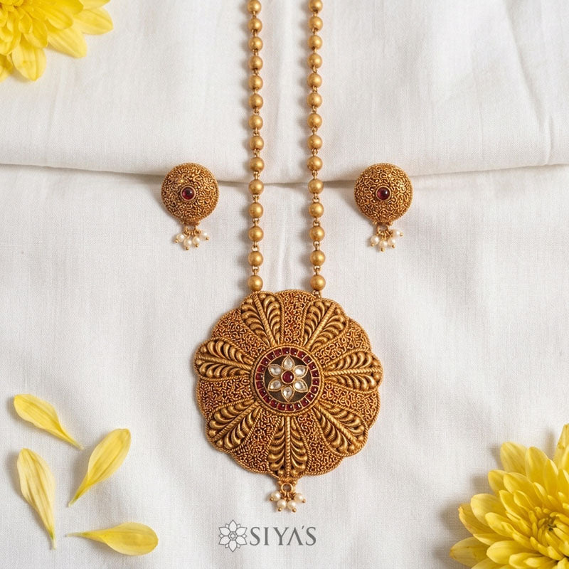 Intricated design pendant chain