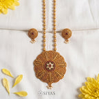 Intricated design pendant chain