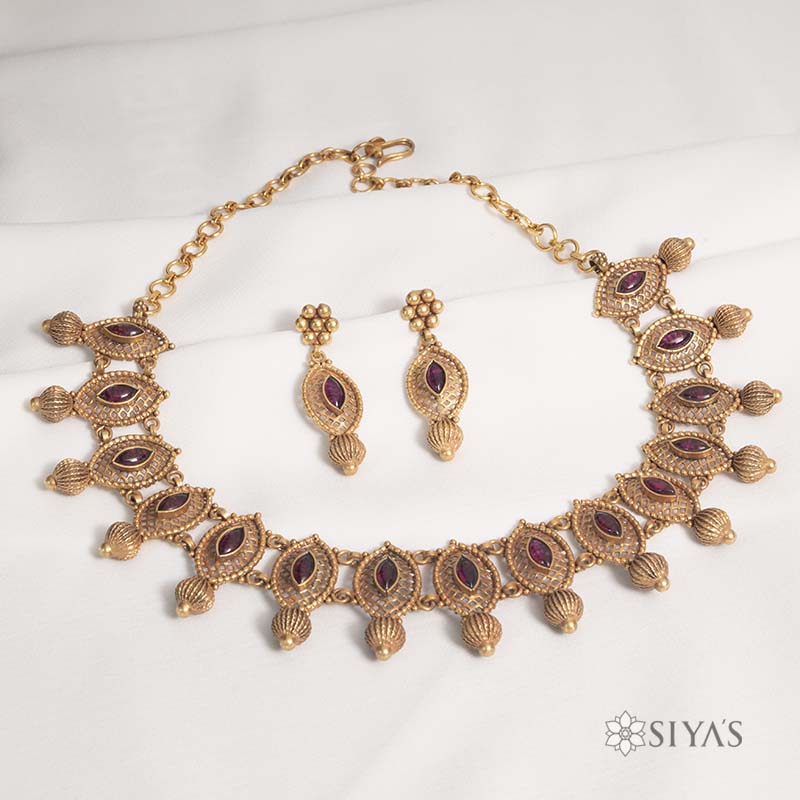 Intricated red stone necklace