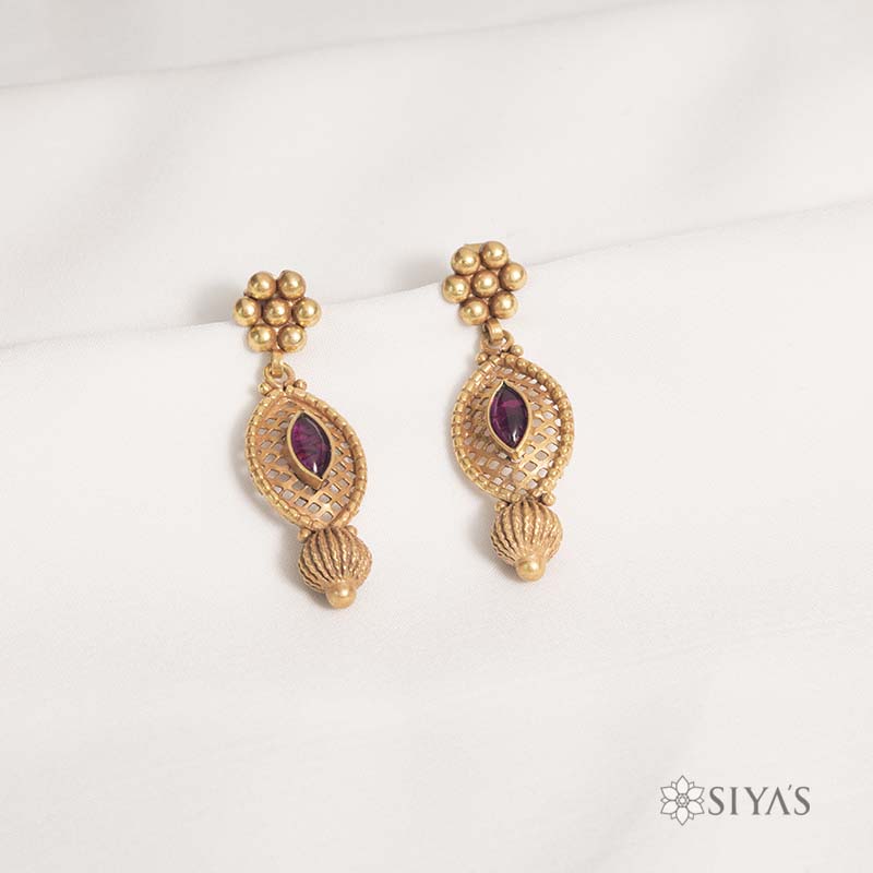 Intricated red stone necklace