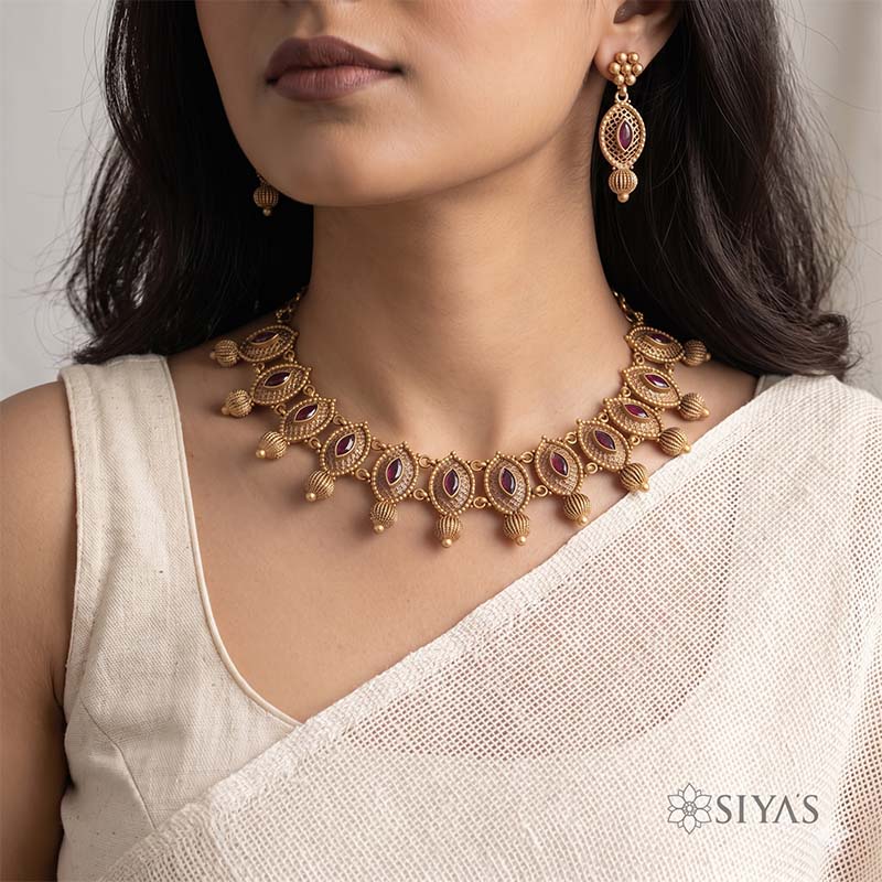 Intricated red stone necklace