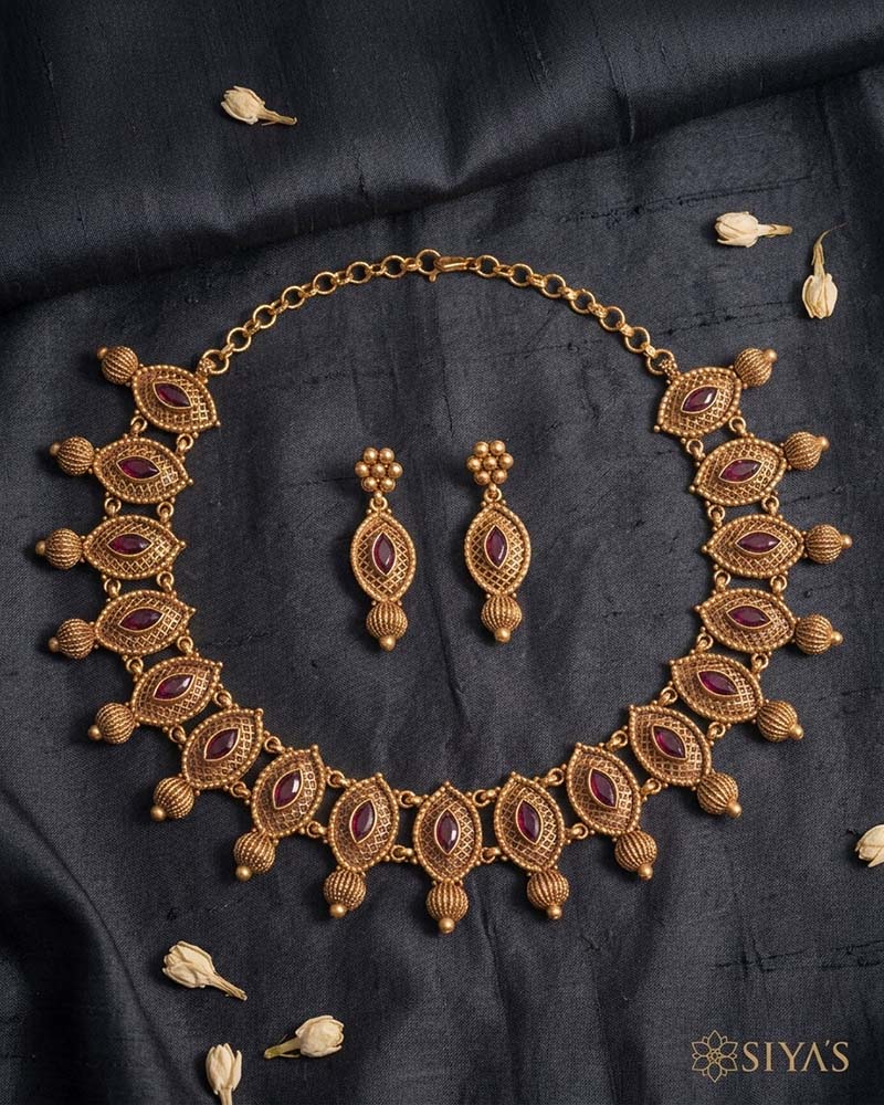 Intricated red stone necklace