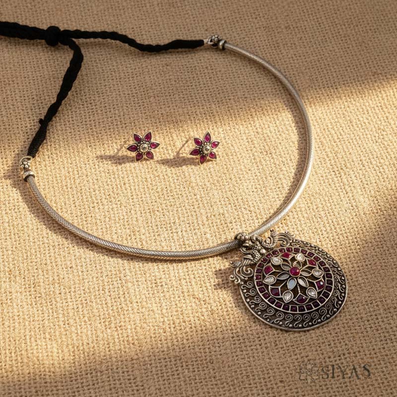 Kundan pendant and studs