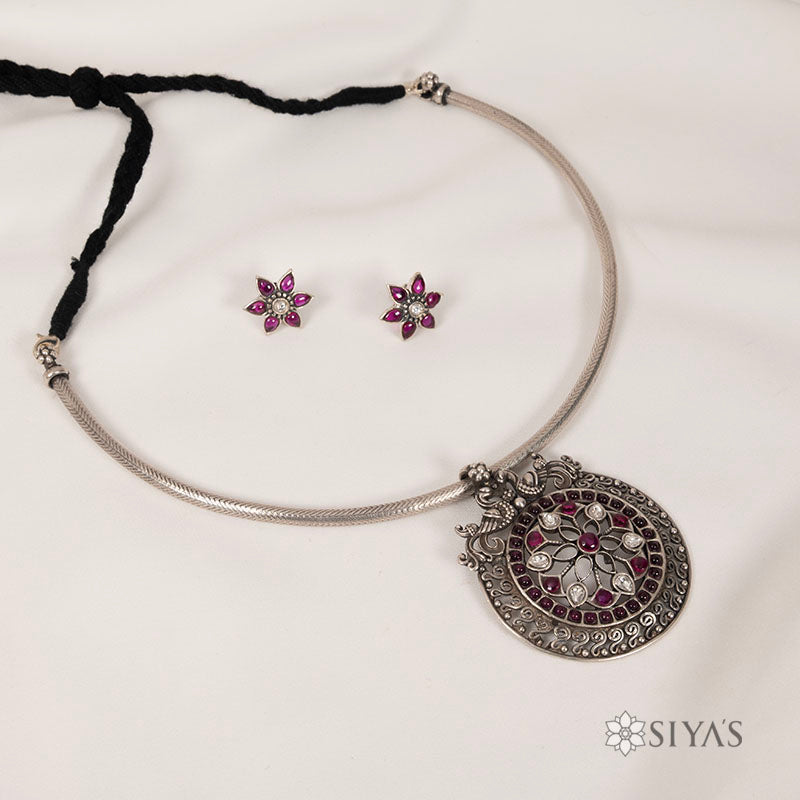 Kundan pendant and studs